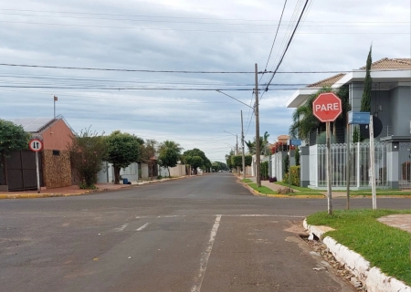 Instalação de placas indicativas de “Pare” e placas educativas são propostas para melhorar a segurança no trânsito
