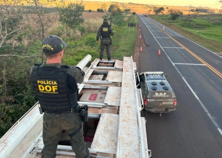 DOF apreende carreta carregada com 25 mil pacotes de cigarros contrabandeados do Paraguai