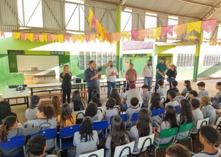 Escola Municipal Luís Cláudio Josué - Extensão recebe palestra essencial sobre segurança digital