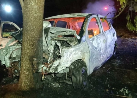 Acidente fatal em Dourados: carro pega fogo após colisão, homem morre e adolescente fica ferido