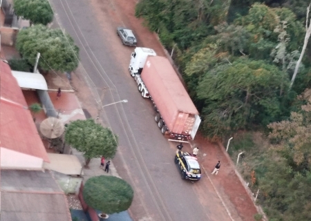 Com apoio aéreo, PRF apreende caminhão carregado com 650 mil maços de cigarros contrabandeados em Ivinhema