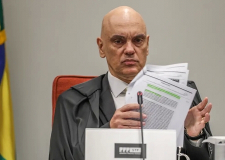 Eduardo aumenta ilícitos após tornozeleira em Bolsonaro, diz Moraes