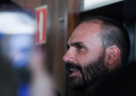 Moraes determina bloqueio de bens e contas de Eduardo Bolsonaro