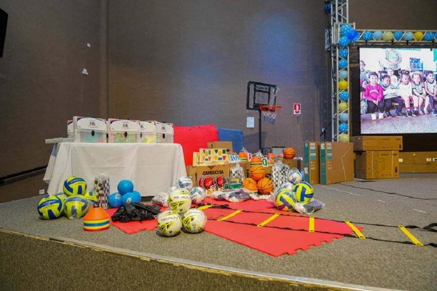 Prefeitura de Nova Andradina investe mais de R$ 500 mil em kits esportivos e literários para escolas municipais