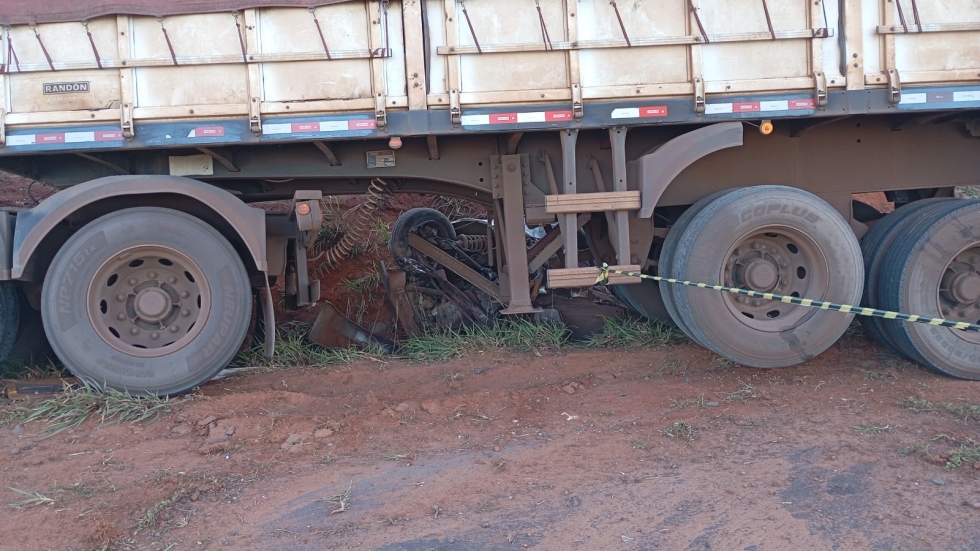 Grave acidente entre carreta e carro deixa uma pessoa morta entre Batayporã e Nova Andradina