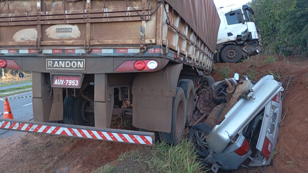 Grave acidente entre carreta e carro deixa uma pessoa morta entre Batayporã e Nova Andradina