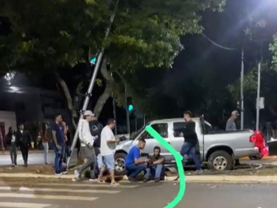 Motorista colide com postes e placas de sinalização após saltar lombada na Moura Andrade