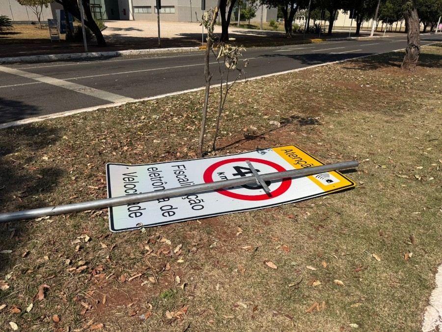 Motorista colide com postes e placas de sinalização após saltar lombada na Moura Andrade