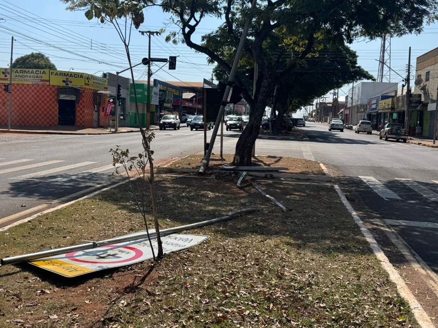 Motorista colide com postes e placas de sinalização após saltar lombada na Moura Andrade