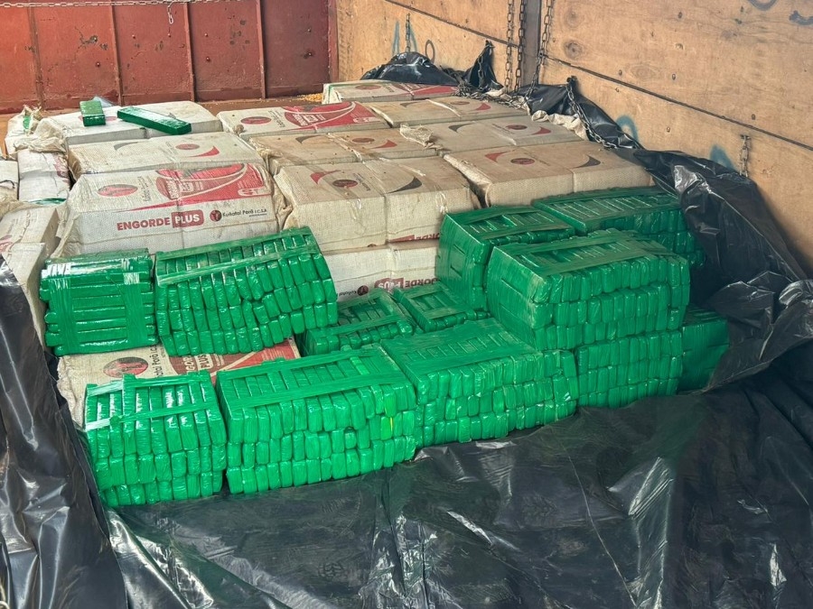 PRF apreende carreta com grande quantidade de maconha em posto de combustível de Batayporã