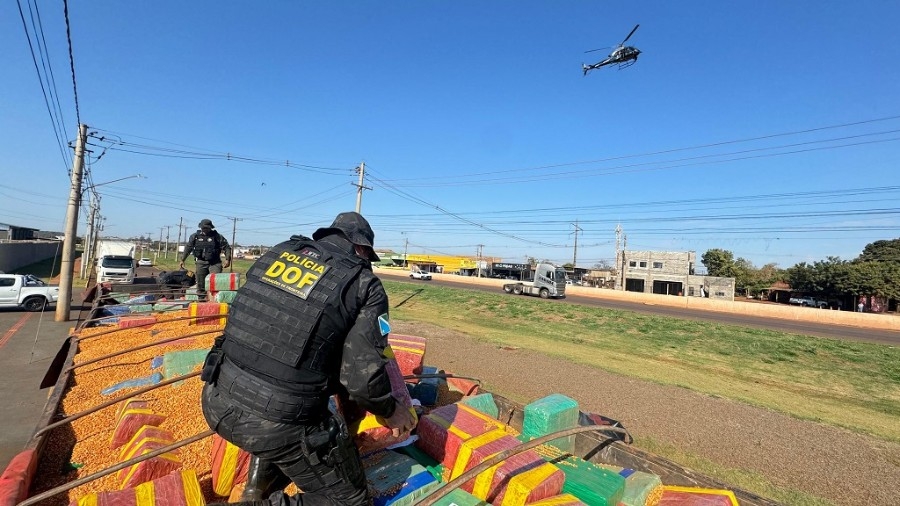 Mais de 15 toneladas de maconha são apreendidas escondidas em carga de milho em Amambai