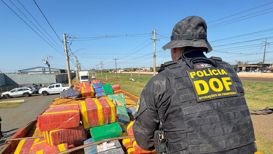 Mais de 15 toneladas de maconha são apreendidas escondidas em carga de milho em Amambai