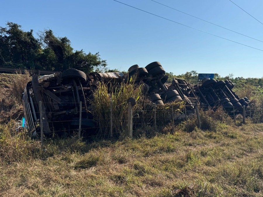 Motoristas saem ilesos de colisão entre carretas-tanque na MS-276 entre Batayporã e Anaurilândia