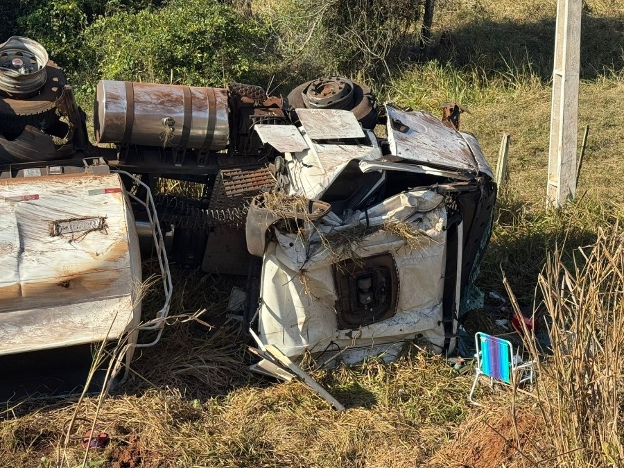 Motoristas saem ilesos de colisão entre carretas-tanque na MS-276 entre Batayporã e Anaurilândia