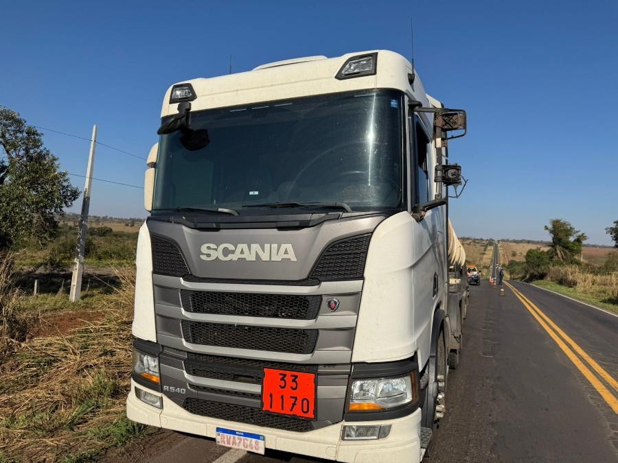 Motoristas saem ilesos de colisão entre carretas-tanque na MS-276 entre Batayporã e Anaurilândia