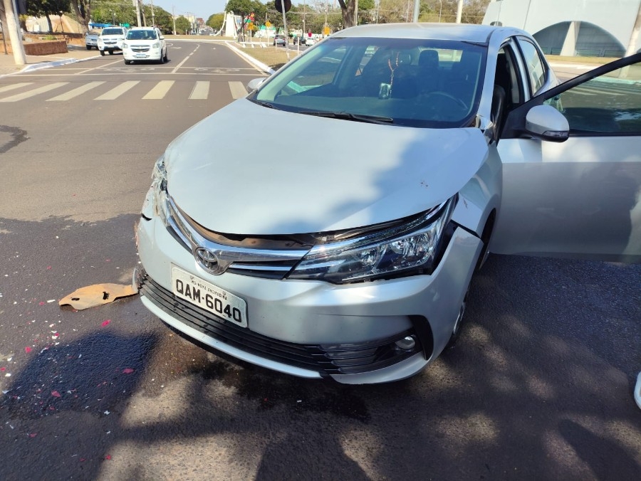 Colisão entre veículos no centro de Nova Andradina gera apenas danos materiais