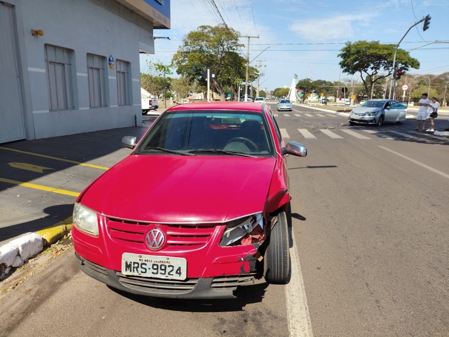 Colisão entre veículos no centro de Nova Andradina gera apenas danos materiais