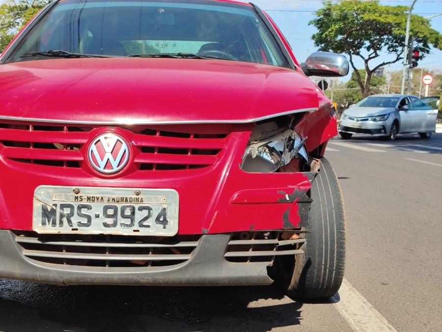 Colisão entre veículos no centro de Nova Andradina gera apenas danos materiais