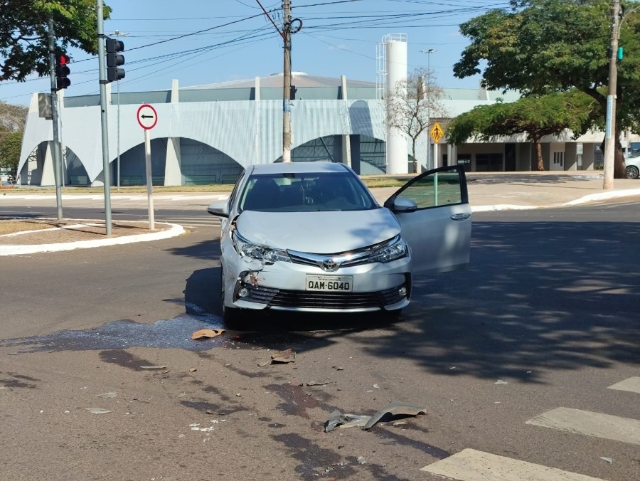 Colisão entre veículos no centro de Nova Andradina gera apenas danos materiais