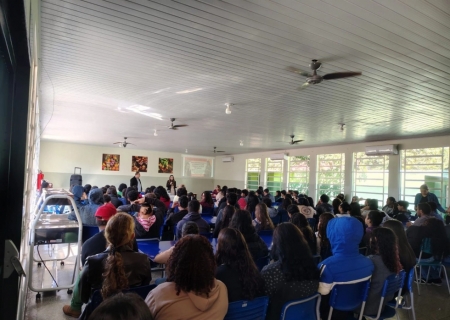 Delegada promove palestra sobre prevenção à violência no namoro em Batayporã