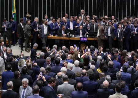 Após obstrução, Hugo Motta retoma sessão na Câmara e cobra respeito ao regimento