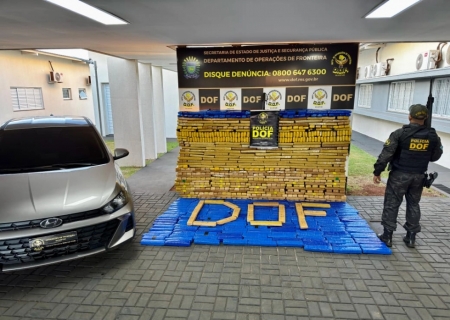 Carro roubado é abandonado com mais de uma tonelada de maconha em Dourados