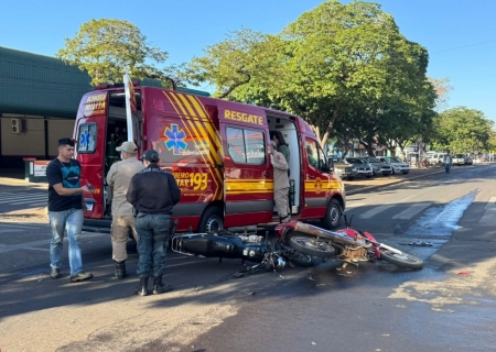 Colisão entre carro e duas motos deixa mulher ferida no centro de Nova Andradina