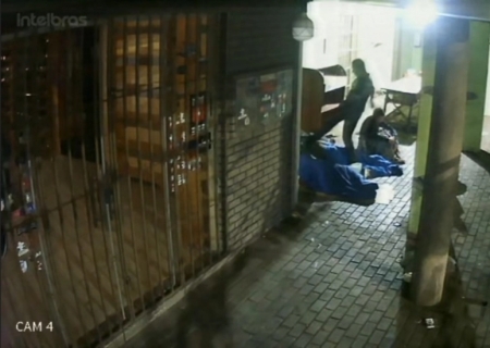 Vídeo: Homem é preso em flagrante após espancar três moradores em situação de rua em Água Clara