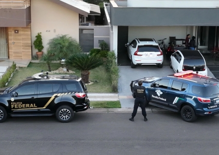 Empresário joga celular no telhado para tentar esconder provas durante operação da PF