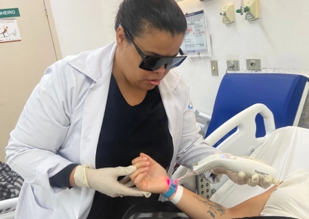 Hospital Regional de Ponta Porã inicia uso de laserterapia para acelerar recuperação de pacientes