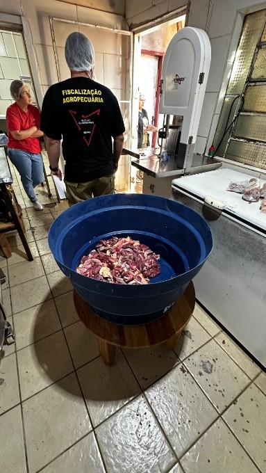 DECON realiza operação em Terenos e autua proprietário de açougue por venda irregular de carne