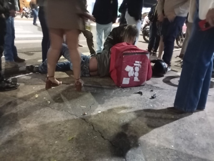 Veículo cruza avenida, atinge motoentregador e condutor foge sem prestar socorro em Nova Andradina
