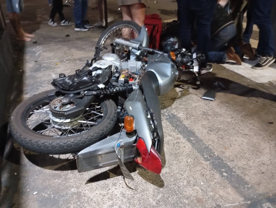 Veículo cruza avenida, atinge motoentregador e condutor foge sem prestar socorro em Nova Andradina