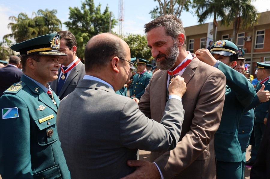Delegado Regional Adjunto de Três Lagoas é homenageado com Medalha do Mérito da Polícia Militar de MS