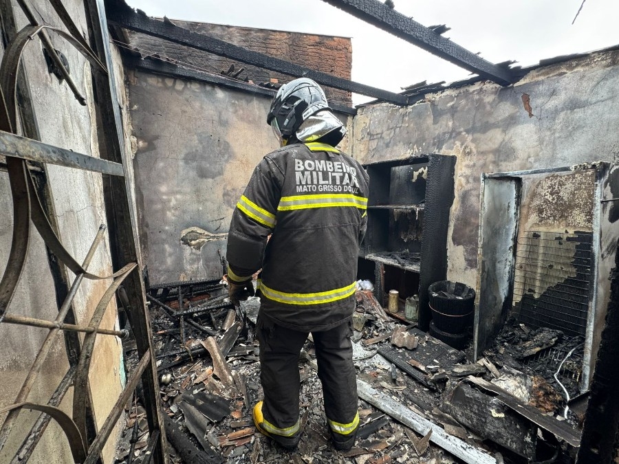 Inc&ecirc;ndio em ed&iacute;cula de fundos mobiliza Corpo de Bombeiros em Nova Andradina
