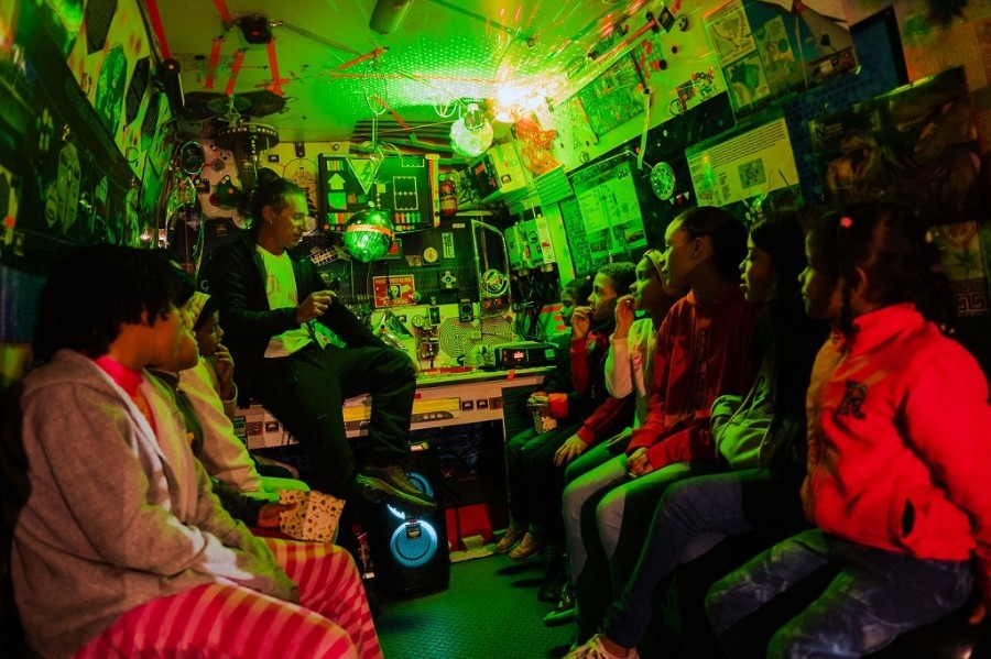 CineSolarzinho estaciona em Batayporã com cinema movido a energia solar, pipoca e diversão gratuita