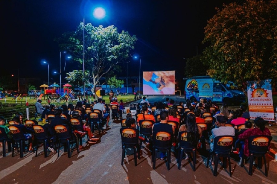 CineSolarzinho estaciona em Batayporã com cinema movido a energia solar, pipoca e diversão gratuita