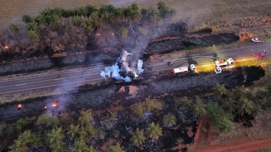 Carreta carregada com etanol pega fogo após batida e mata motorista em Rosana