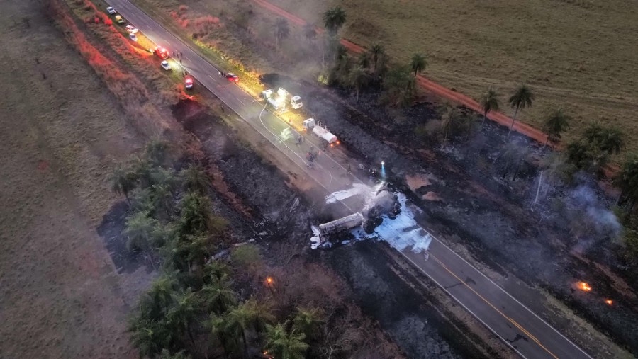 Carreta carregada com etanol pega fogo após batida e mata motorista em Rosana