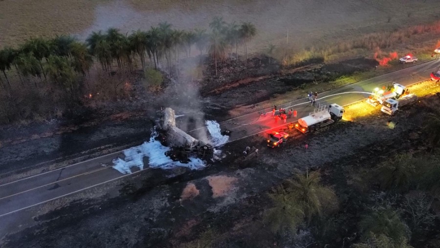 Carreta carregada com etanol pega fogo após batida e mata motorista em Rosana