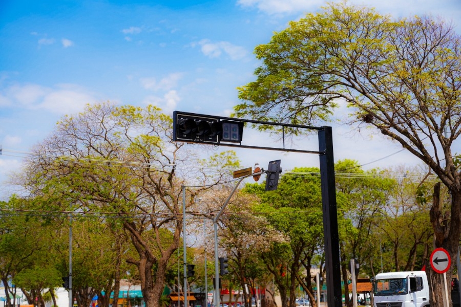 Prefeitura instala semáforos de última geração e reforça segurança no trânsito de Nova Andradina