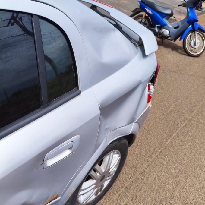 Casal fica ferido em acidente envolvendo moto e carro no Jardim Monte Carlo