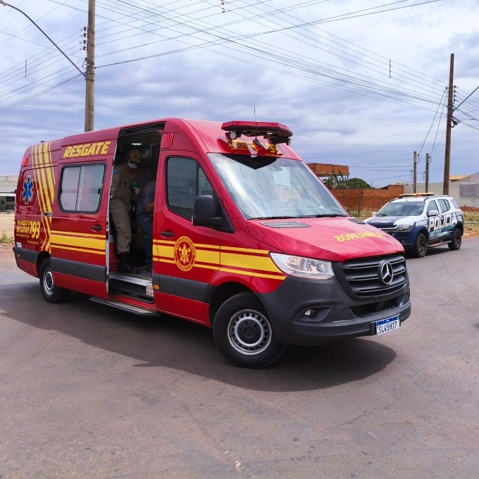 Casal fica ferido em acidente envolvendo moto e carro no Jardim Monte Carlo
