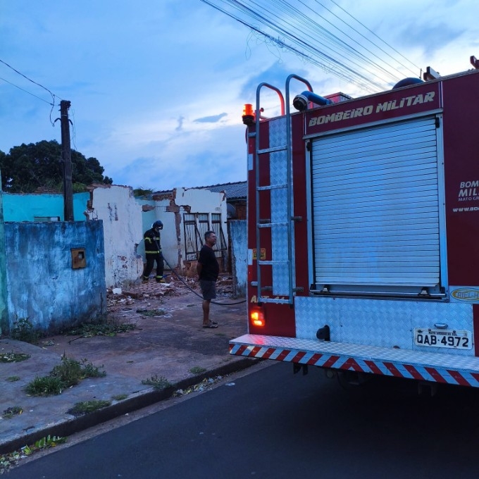 Imóvel em ruínas ocupado por usuários de drogas pega fogo e mobiliza bombeiros em Nova Andradina