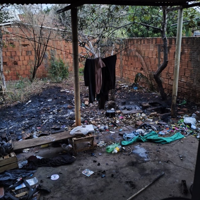 Imóvel em ruínas ocupado por usuários de drogas pega fogo e mobiliza bombeiros em Nova Andradina