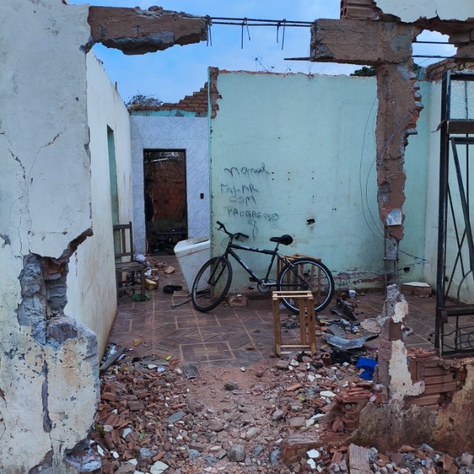 Imóvel em ruínas ocupado por usuários de drogas pega fogo e mobiliza bombeiros em Nova Andradina