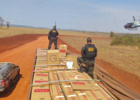 DOF apreende carreta com R$ 2,2 milhões em cigarros e agrotóxicos contrabandeados
