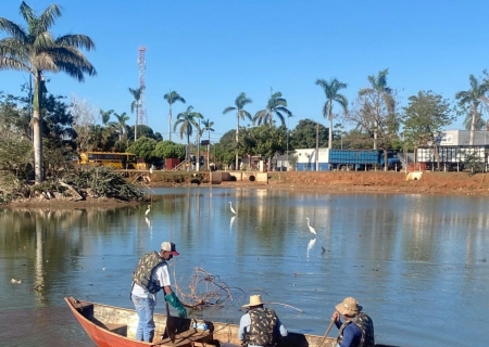 Ação conjunta recolhe 80 quilos de lixo na Lagoa do Sapo em Batayporã