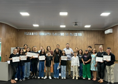 Câmara Mirim de Batayporã realiza sessão com homenagens e comunidade prestigia evento
