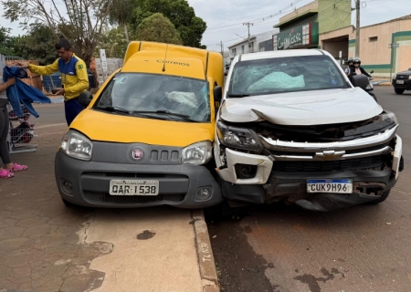 Veículo dos Correios é atingido por caminhonete e duas pessoas ficam feridas em Nova Andradina
